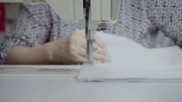 车间的缝纫工在缝纫机上用白色真皮缝制的产品 — 图库视频影像