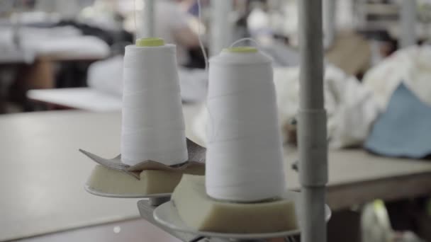 Atölyedeki Dikiş Makinesinde Beyaz Iplikler — Stok video