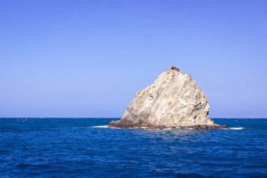 Deniz kıyısındaki güzel bir kaya görüntüsü.