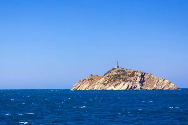 Arka planda deniz manzarası