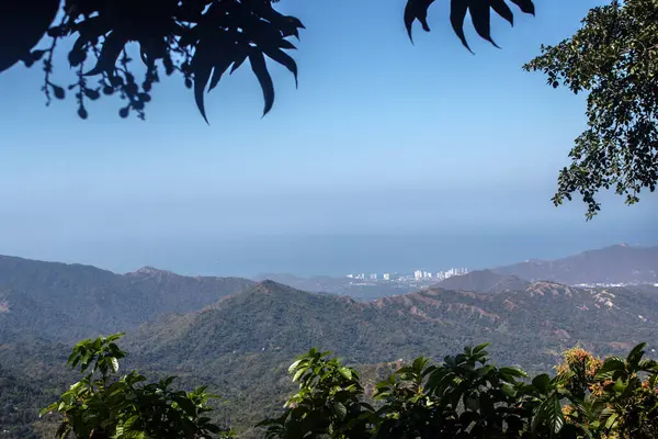 Santamarta, Kolombiya 'daki dağın tepesinden Santamarta şehrine bir manzara.