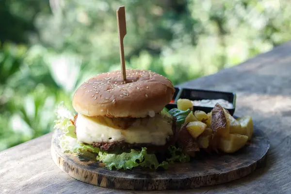 Peynirli ve patatesli burger