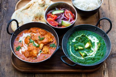 Tereyağlı tavuk, hamur tatlısı, toamto salatası ve naan ekmeği