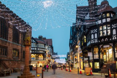 Chester, Birleşik Krallık - 30 Kasım 2022: Noel ışıkları eski Chester kasabasını süsledi