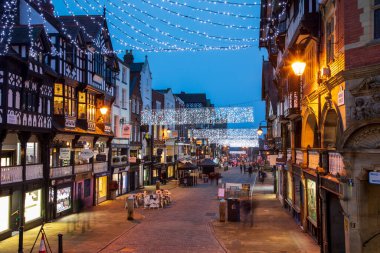 Chester, Birleşik Krallık - 30 Kasım 2022: Noel ışıkları eski Chester kasabasını süsledi