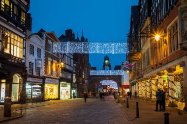 Chester, Birleşik Krallık - 30 Kasım 2022: Noel ışıkları eski Chester kasabasını süsledi