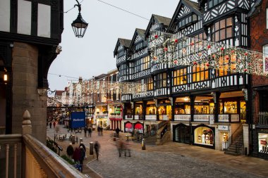Chester, Birleşik Krallık - 30 Kasım 2022: Noel ışıkları eski Chester kasabasını süsledi