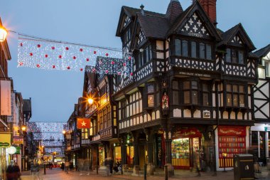 Chester, Birleşik Krallık - 30 Kasım 2022: Noel ışıkları eski Chester kasabasını süsledi