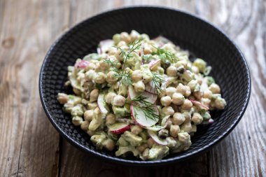 Avokadolu nohut salatası, soğan turşusu ve turp.