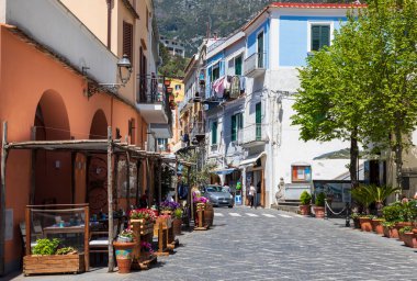 CETARA İTALYA - 27 Nisan 2023: Cetara, Amalfi Sahili 'nde gastronomik bir sıcak nokta olarak bilinen geleneksel bir balıkçı köyüdür.