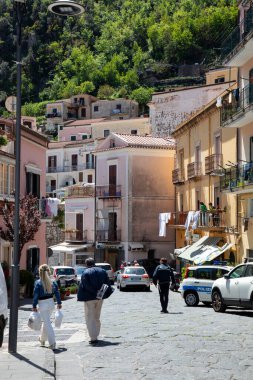 CETARA İTALYA - 27 Nisan 2023: Cetara, Amalfi Sahili 'nde gastronomik bir sıcak nokta olarak bilinen geleneksel bir balıkçı köyüdür.