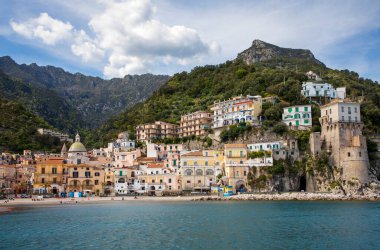 CETARA İTALYA - 27 Nisan 2023: Cetara, Amalfi Sahili 'nde gastronomik bir sıcak nokta olarak bilinen geleneksel bir balıkçı köyüdür.