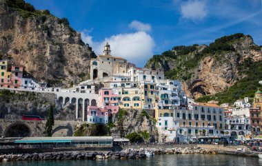 AMALFI TOWN, ITALY - 28 Nisan 2023: İtalya 'nın Amalfi kentinin manzarası, uçurumlar ve kıyı manzaralarıyla çevrili bir tatil beldesi.