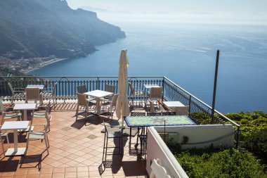 RAVELLO, İtalya - 29 Nisan 2023: Ravello, İtalya 'nın Amalfi Sahili' nin 365 metre batısında yer alan bir tatil beldesi.