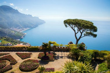 RAVELLO, İtalya - 29 Nisan 2023: Ravello, İtalya 'nın Amalfi Sahili' nin 365 metre batısında yer alan bir tatil beldesi.