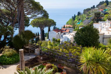 RAVELLO, İtalya - 29 Nisan 2023: Ravello, İtalya 'nın Amalfi Sahili' nin 365 metre batısında yer alan bir tatil beldesi.