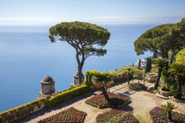RAVELLO, İtalya - 29 Nisan 2023: Ravello, İtalya 'nın Amalfi Sahili' nin 365 metre batısında yer alan bir tatil beldesi.