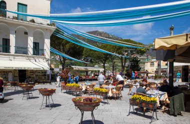 RAVELLO, İtalya - 29 Nisan 2023: Ravello, İtalya 'nın Amalfi Sahili' nin 365 metre yukarısında yer alan bir tatil köyüdür.