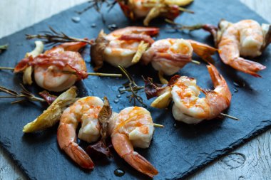 Izgara karides, mantar ve parma jambonlu biberiye.