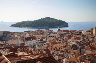 Dubrovnik, Hırvatistan, 13 Eylül 2023: Dubrovnik 'in eski kent duvarlarından görünüşü