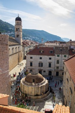 Dubrovnik, Hırvatistan, 13 Eylül 2023: St. Saviour kilisesi ve Dubrovnik kentindeki Big Onofrio çeşmesi yakınlarında turistlerle dolu eski bir kasaba