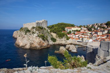 Dubrovnik, Hırvatistan, 13 Eylül 2023: Lovrijenac ve Bokar kaleleri eski Hırvatistan surlarından görüldü. Güney Dalmaçya.