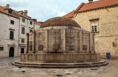 Dubrovnik, Hırvatistan, 15 Eylül 2023: Hırvatistan 'ın Eski Kenti Dubrovnik' teki Büyük Onofrio Çeşmesi