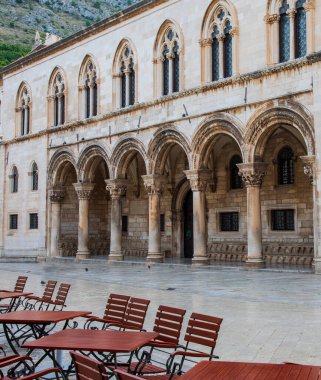 Dubrovnik, Hırvatistan, 15 Eylül 2023: Hırvatistan 'ın Dubrovnik kentinde Gotik Rektör Sarayı ve kemerli yapılar.