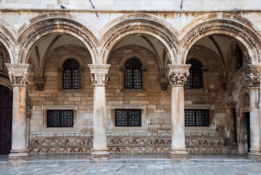 Dubrovnik, Hırvatistan, 15 Eylül 2023: Hırvatistan 'ın Dubrovnik kentinde Gotik Rektör Sarayı ve kemerli yapılar.