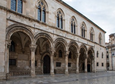 Dubrovnik, Hırvatistan, 15 Eylül 2023: Hırvatistan 'ın Dubrovnik kentinde Gotik Rektör Sarayı ve kemerli yapılar.