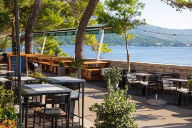 Korcula, Hırvatistan, 17 Eylül 2023: Hırvatistan 'ın Korcula kentinde açık hava restoranıyla gezinti