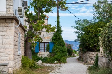 Vrnik, Hırvatistan, 16 Eylül 2023: Vrnik, Roma zamanından kalma derin taş ocaklarıyla tanınan Korcula takımadalarında yaşayan bir ada..