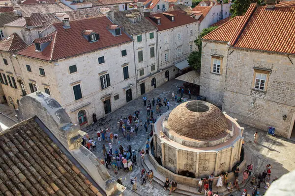 2023年9月13日 克罗地亚杜布罗夫尼克 Dubrovnik 位于圣萨维尔教堂和杜布罗夫尼克市Big Onofrio喷泉附近的一座古城 挤满了游客 — 图库照片