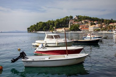 CAVTAT, CROATIA - SEPETMEBER 19, 2023: Hırvatistan 'ın güney Konavle bölgesindeki kıyı kasabası Dubrovnik yakınlarında güzel bir tatil beldesi