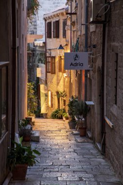 Korcula, Hırvatistan, 17 Eylül 2023: Hırvatistan 'ın eski Korcula kentinde dar eski cadde manzarası