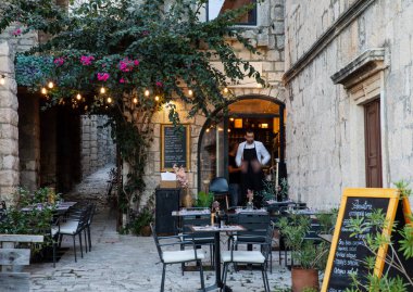 Korcula, Hırvatistan, 17 Eylül 2023: Hırvatistan 'ın Korcula kentinde açık hava restoranı bulunan sokak