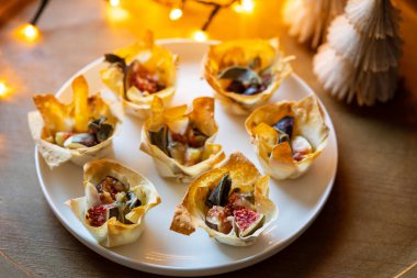 Noel kanepeleri, fileto pastalar incirli ve mavi peynirli.