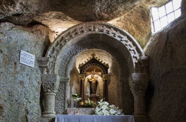 Guimaraes, Portekiz - 19 Haziran 2024: Penha Guimaraes 'in tepesindeki şapellerden birinin içi