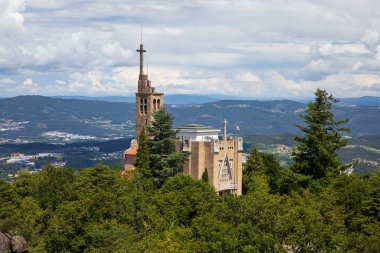 Guimaraes, Portekiz - 19 Haziran 2024, Santurio da Penha Kilisesi. Penha Dağı 'nın tepesinde, Guimaraes dışında.