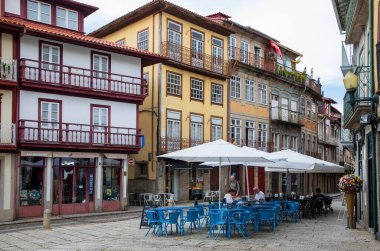 Guimaraes, Portekiz - 19 Haziran 2024: Portekiz 'in ilk başkenti olan ortaçağ Guimares' in tarihi, dar sokak ve meydanı