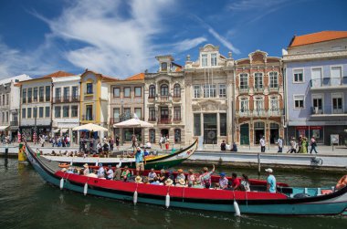 Aveiro, Portekiz - 23 Haziran 2024; Portekiz 'in Aveiro bölgesindeki Renkli Sanat Yeni Binaları ve tekneleri