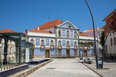 Aveiro, Portekiz - 26 Haziran 2024; Portekiz 'in Aveiro bölgesindeki renkli fayanslı evler ve eski sokaklar