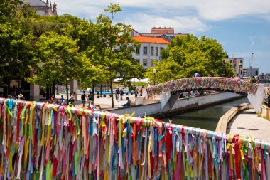 Aveiro, Portekiz - 23 Haziran 2024; Portekiz 'in Aveiro bölgesindeki Renkli Sanat Yeni Binaları ve tekneleri