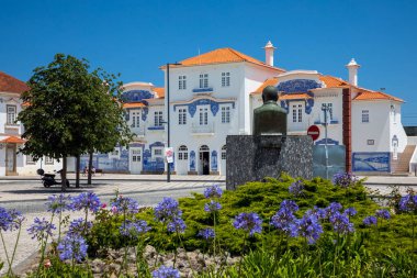 Aveiro, Portekiz - 23 Haziran 2024; Eski Aveiro Tren İstasyonu 'nun tarihi binası, geleneksel Portekiz' deki yaşam hikayesini anlatan tipik mavi fayanslarla süslenmiştir..