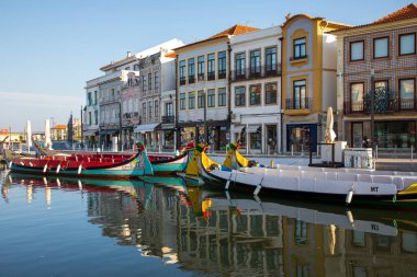 Aveiro, Portekiz - 26 Haziran 2024; Portekiz 'in Aveiro bölgesindeki Renkli Sanat Yeni Binaları ve tekneleri