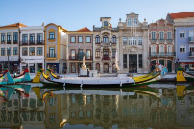Aveiro, Portekiz - 26 Haziran 2024; Portekiz 'in Aveiro bölgesindeki Renkli Sanat Yeni Binaları ve tekneleri
