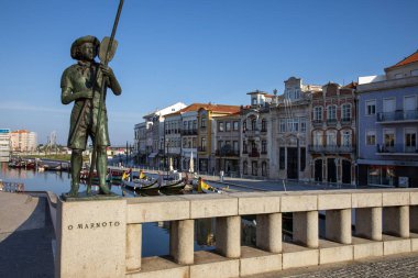 Aveiro, Portekiz - 26 Haziran 2024; Portekiz 'in Aveiro bölgesindeki Renkli Sanat Yeni Binaları ve tekneleri