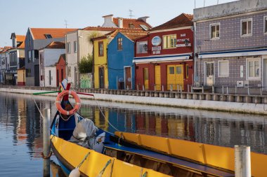 Aveiro, Portekiz - 26 Haziran 2024; Portekiz 'in Aveiro bölgesindeki Renkli Sanat Yeni Binaları ve tekneleri
