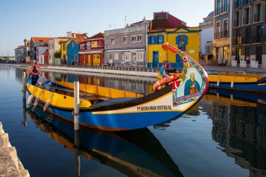 Aveiro, Portekiz - 26 Haziran 2024; Portekiz 'in Aveiro bölgesindeki Renkli Sanat Yeni Binaları ve tekneleri