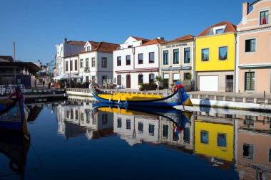 Aveiro, Portekiz, 26 Haziran 2024, Aveiro, Portekiz 'de Renkli Sanat Binaları ve Tekneleri